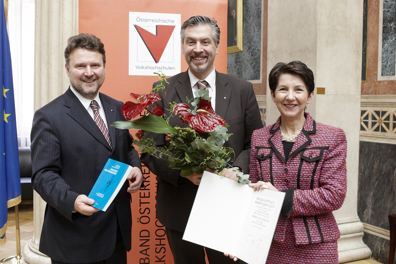 v.li.: Dr. Michael Ludwig - Vizebürgermeister von Wien und Vorsitzender des Vorstandes des VOEV, Martin Vacha - Preisträger und Nationalratspraesidentin Mag. Barbara Prammer.