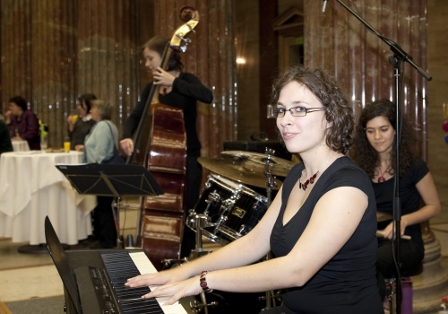 Maria Salamon Quartett - Studentinnen der Konservatorium Privatuniversität Wien am Keyboard.