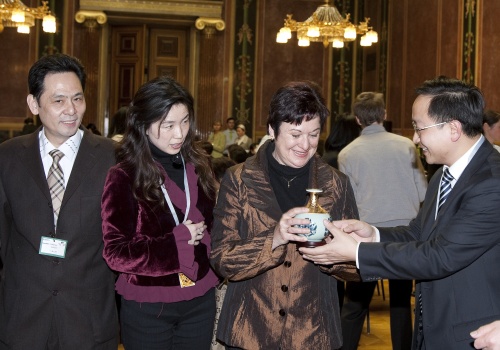 Mag. Susanne Neuwirth - Vizepraesidentin (3.v.li) des Bundesrates und Weiping Zhan - Ueberseechinesenkomitee (re) überreicht ein Geschenk.