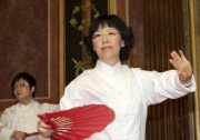 Botschaftsrätin Guo Jinqiu bei der Tanzdarbietung.