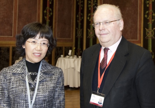 v.li. Botschaftsrätin Guo Jinqiu und Univ.-Prof. Dr. Gerd Kaminski