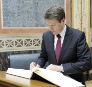 Samuel Zbogar - slowenischer Außenminister beim Eintrag in das Gästebuch