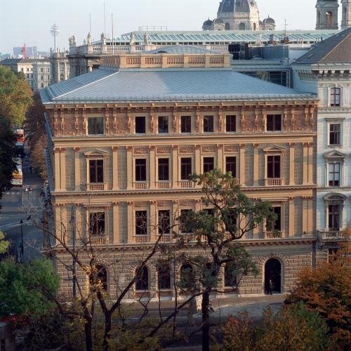 Blick auf das Palais Epstein von der Schmerlingplatzseite.