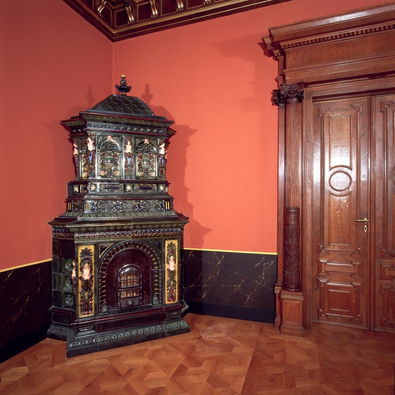 Blick in das Arbeitzimmer mit Kamin, Bel Etage. - Kachelofen.