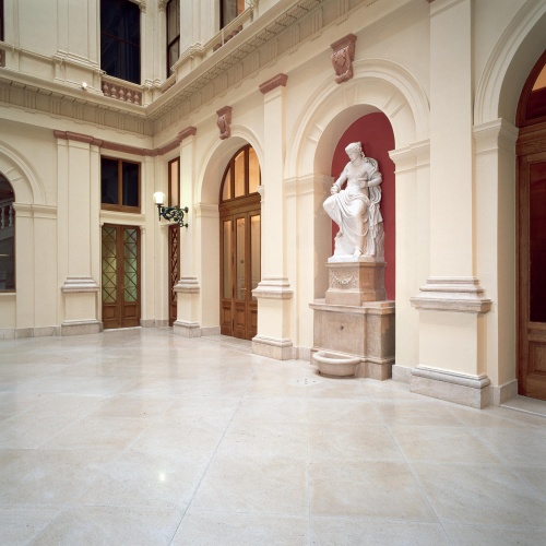 Ansicht des Innenhofs mit der Statue der Hygieia, Brunnen des Bildhauers Vincenz Pilz.