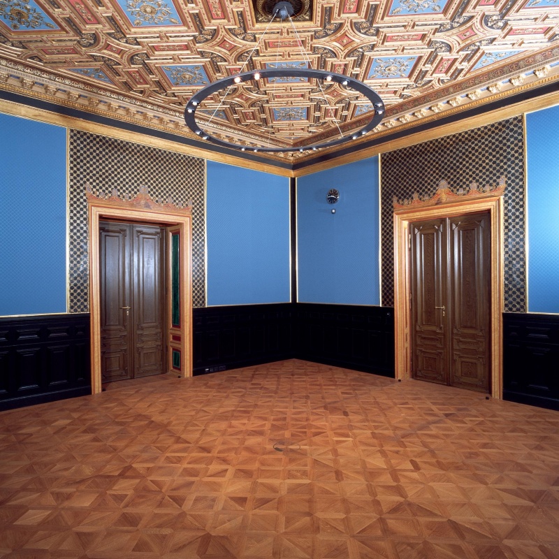 Ansicht des Rauch- und Spielsalons, Stuckdecke und Wanddekoration (sog. Supraporten) von 1872, Bel Etage.