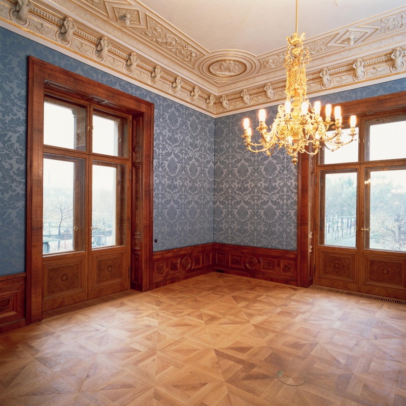 Boudoir der Dame mit einer blauen Stofftapete und Holzwandverkleidung, Bel Etage.