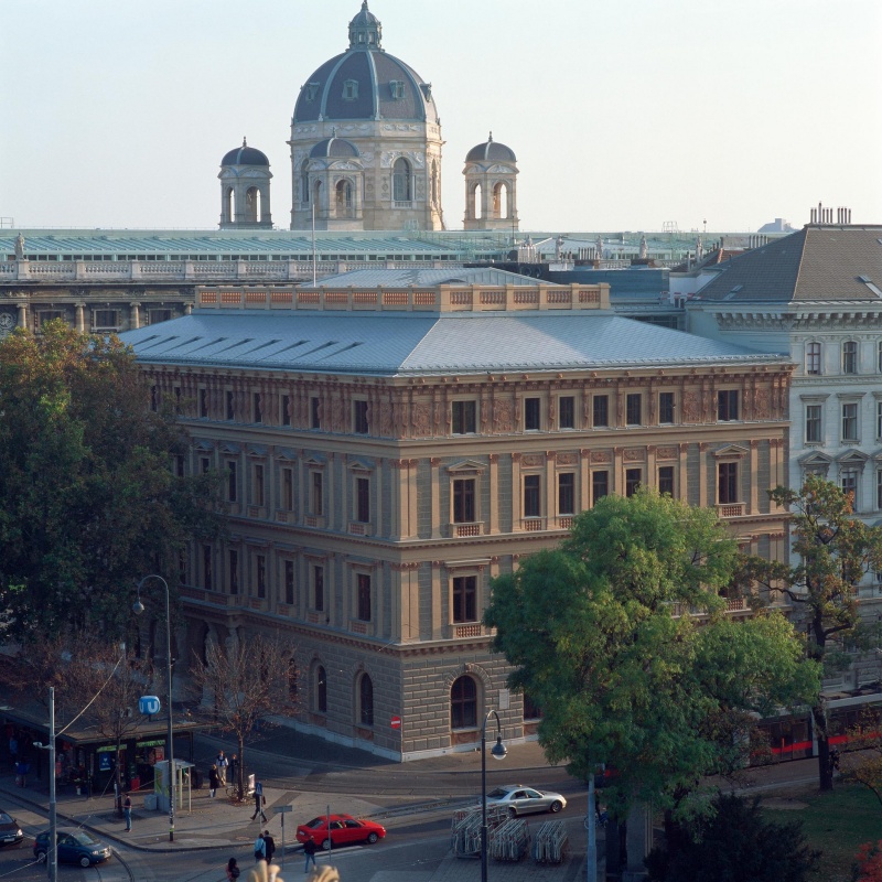 Blick auf das Palais Epstein von der Schmerlingplatzseite.