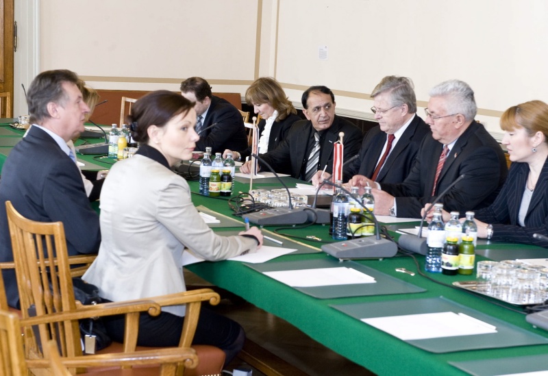 Vordere Reihe: Bundesratspräsident Peter Mitterer(2.v.li) und Dolmetsch. Hintere Reihe: kroatische Delegation mit dem Parlamentspräsidenten der Republik Kroatien Luka Bebic (2.v.re.)
