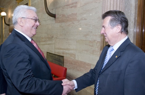 Bundesratspräsident Peter Mitterer (re) begrüßt den Parlamentspräsidenten der Republik Kroatien Luka Bebic (li)