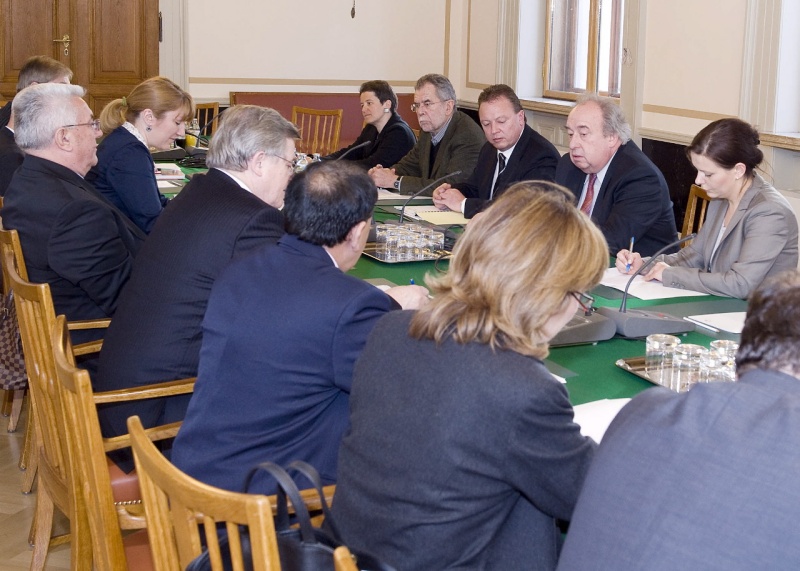 hintere Reihe: kroatische Delegation mit Luka Bebic - Parlamentspräsident der Republik Kroatien (4.von links). vordere Reihe: von links Veranstaltungsteilnehmerin, Alexander Van der Bellen - Nationalratsabgeordneter, Hannes Weninger - Nationalratsabgeordneter, Fritz Neugebauer - 2. Nationalratspräsident und eine weitere Veranstaltungsteilnehmerin