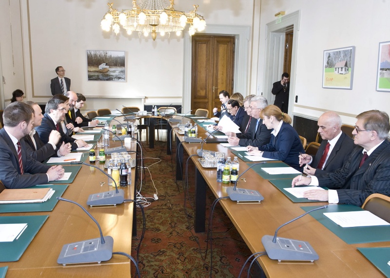 linke Bildhälfte: österreichische Delegation mit Mag. Dr. Christian Hütterer - Parlamentsdirektion (li). rechte Bildhäfte: Kroatische Delegation mit Luka Bebic - Parlamentspräsident der Republik Kroatien (5.v.li.)