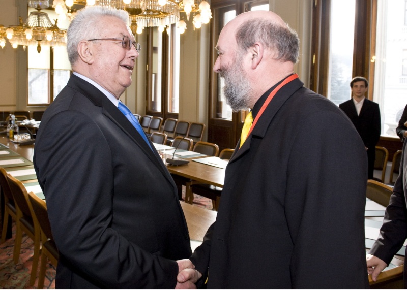 v.li. Luka Bebic - Parlamentspräsident der Republik Kroatien begrüßt einen Veranstaltungsteilnehmer