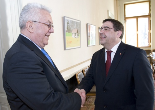 v.li. Luka Bebic - Parlamentspräsident der Republik Kroatien begrüßt einen Veranstaltungsteilnehmer
