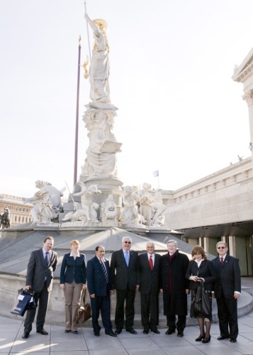 Kroatische Delegation mit Luka Bebic - Parlamentspräsident der Republik Kroatien (4.v.li.] vor dem Athene Brunnen