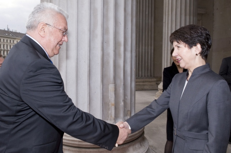 Nationalratspräsidentin Mag.a Barbara Prammer (re) begrüßt Luka Bebic - Parlamentspräsident der Republik Kroatien (li]