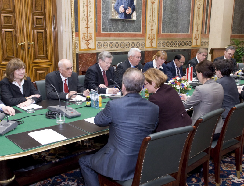 hintere Reihe: kroatische Delegation mit Luka Bebic - Parlamentspräsident der Republik Kroatien (4.v.li.]. vordere Reihe: v.li. Dr. Joseph Wirnsperger - Parlamentsdirektion, Mag.a Dr.in. Brigitte Brenner - Parlamentsdirektion; Veranstaltungsteilnehmerin und Mag.a Barbara Prammer - Nationalratspräsidentin