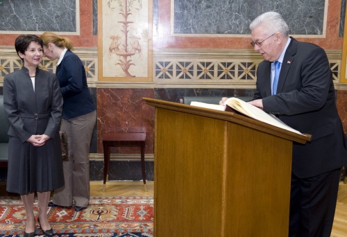 v.li. Nationalratspräsidentin Mag.a Barbara Prammer und Luka Bebic - Parlamentspräsident der Republik Kroatien (re) beim Eintrag in das Gästebuch