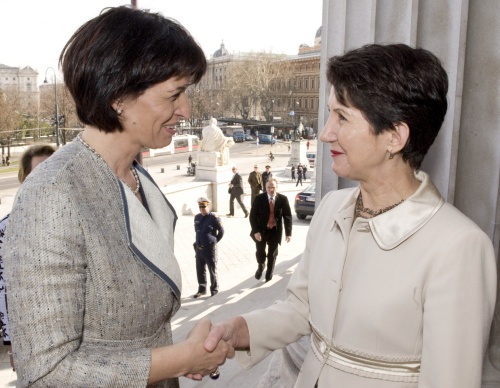 Nationalratspräsidentin Mag.a Barbara Prammer (li) begrüßt Doris Leuthard - Schweizer Bundespräsidentin
