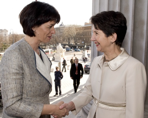 Nationalratspräsidentin Mag.a Barbara Prammer (li) begrüßt Doris Leuthard - Schweizer Bundespräsidentin