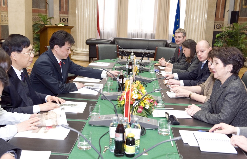 Linke Bildhälfte: Chinesische Delegation mit Chen Haosu - Vorsitzender des chinesischen Dachverbandes der Freundschaftsgesellschaften (li). Rechte Bildhälfte: Österreichische Delegation v.li. Martin Wasserer - Parlamentsdirektion; Mag.a Gerda Steinberger - Parlamentsdirektion; Lukas Mussi - Parlamentsdirektion und Mag.a Barbara Prammer - Parlamentspräsidentin