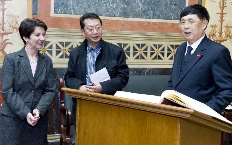 v.li. Mag.a Barbara Prammer - Nationalratspräsidentin; Veranstaltungsteilnehmer und Chen Haosu - Vorsitzender des chinesischen Dachverbandes der Freundschaftsgesellschaften beim Eintrag in das Gästebuch