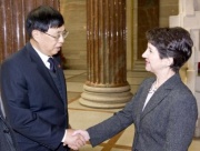 Nationalratspräsidentin Mag.a Barbara Prammer (re) begrüßt Chen Haosu - Vorsitzender des chinesischen Dachverbandes der Freundschaftsgesellschaften (li)