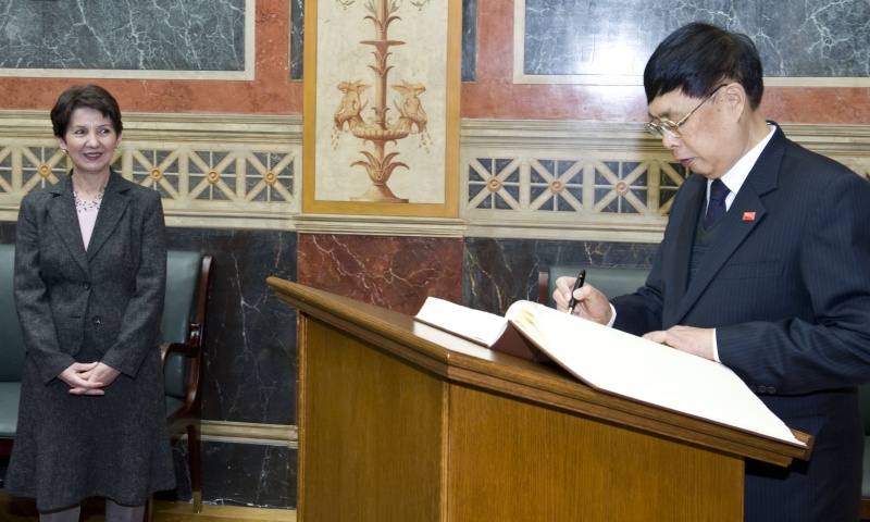 v.li. Mag.a Barbara Prammer - Nationalratspräsidentin und Chen Haosu - Vorsitzender des chinesischen Dachverbandes der Freundschaftsgesellschaften beim Eintrag in das Gästebuch