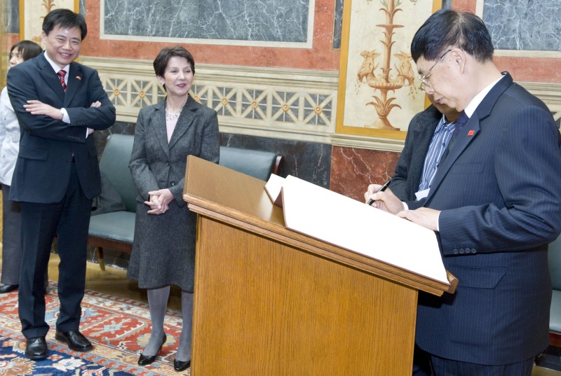 v.li. Veranstaltungsteilnehmer; Mag.a Barbara Prammer - Nationalratspräsidentin und Chen Haosu - Vorsitzender des chinesischen Dachverbandes der Freundschaftsgesellschaften beim Eintrag in das Gästebuch