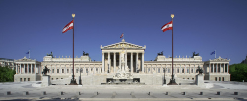 Blick auf die Fassade des Parlamentsgebäudes von der Ringstraßenseite.