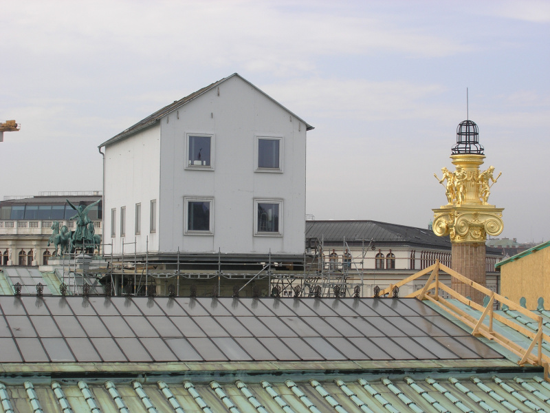 Blick auf den Kamin und das "Haus auf dem Haus", das während der Restaurierung der Quadrigen aufgestellt wurde.
