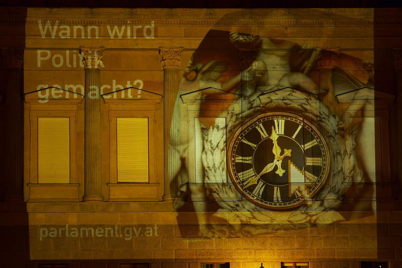 Projektion auf die Fassade des Parlamentsgebäudes an der Ringstraßenseite.