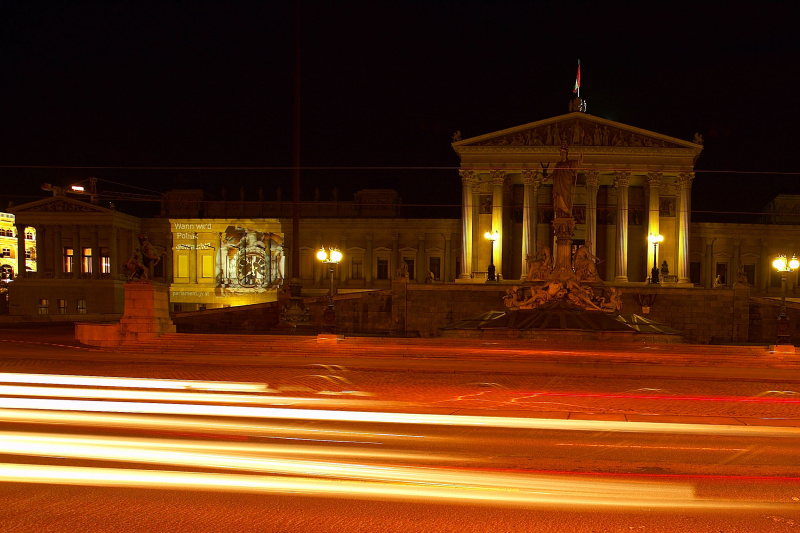 Projektion auf die Fassade des Parlamentsgebäudes an der Ringstraßenseite.