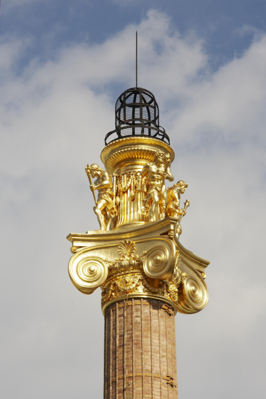 Kamin in Form einer ionischen Säule, die mit den vier lebensgroßen Gesellen des Hephaistos (Schutzgott der Schmiedekunst) gestaltet sind. Fertigstellung der Restaurierung 2006