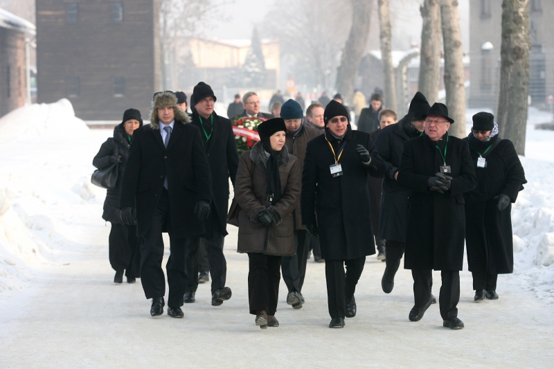 erste Reihe v.li.: Nationalratspräsidentin Mag.a Barbara Prammer besichtigt mit Jacek Lech – Staatliches Museum Auschwitz-Birkenau und Karl Donabauer - Nationalratsabgeordneter das KZ-Lager in Auschwitz