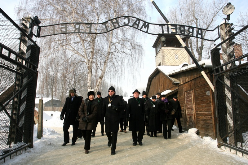erste Reihe v.li.: Nationalratspräsidentin Mag.a Barbara Prammer besichtigt mit Jacek Lech – Staatliches Museum Auschwitz-Birkenau das KZ-Lager in Auschwitz