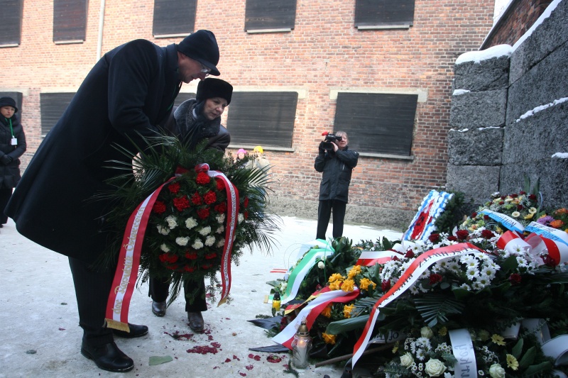 v.li. Dr. Herbert Krauss - Botschafter und Mag.a Barbara Prammer - Nationalratspräsidentin bei der Kranzniederlegung an der Todesmauer in Auschwitz