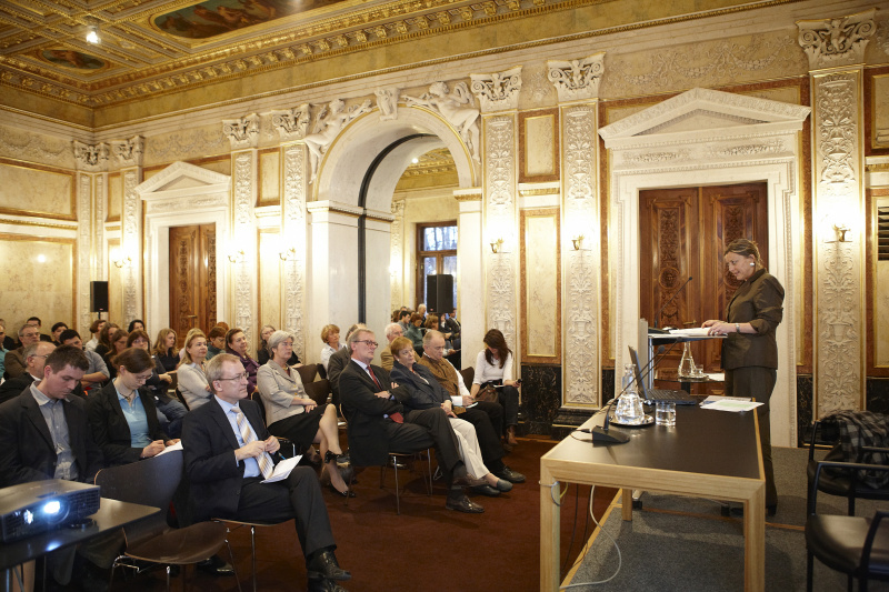 Prof. Dr. Susanne Popp, Universitaet Augsburg am Rednerpult