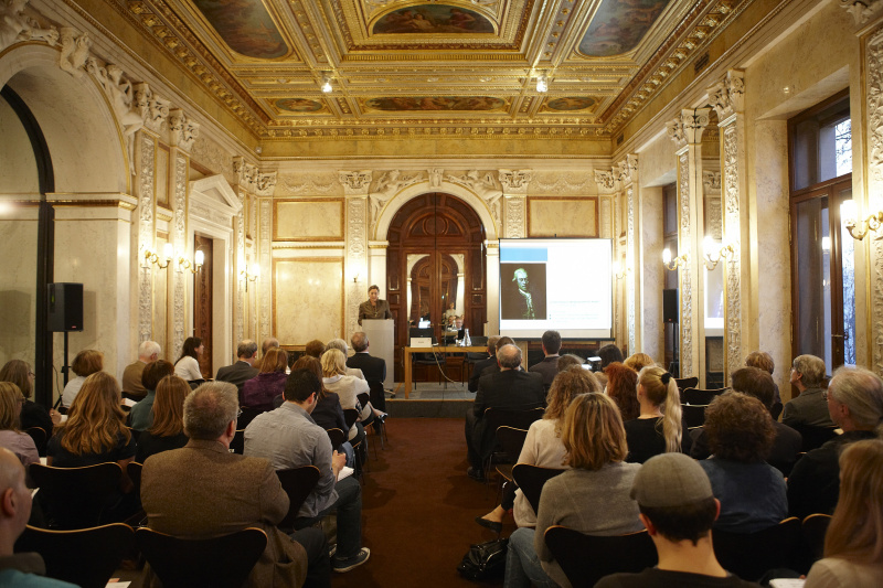 Prof. Dr. Susanne Popp, Universitaet Augsburg am Rednerpult.