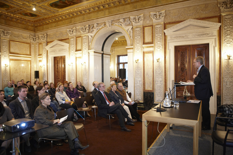 Prof. Dr. Wolfgang Sander begrüßt die Gaäste der Veranstaltung