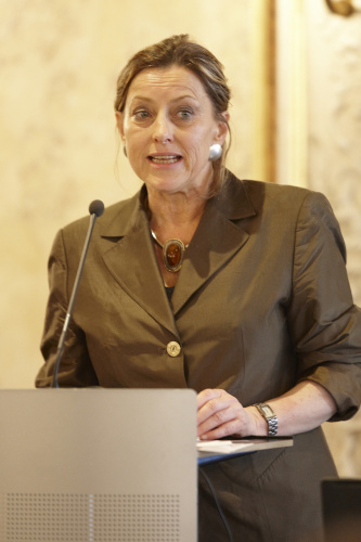 Prof. Dr. Susanne Popp, Universitaet Augsburg am Rednerpult.