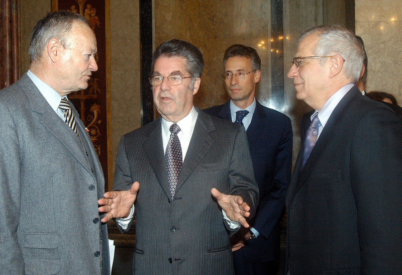 Von links: Andreas Khol (ÖVP) - Nationalratspräsident; Heinz Fischer (SPÖ) - Bundespräsident, Josep Borrell Fontelles. Im Hintergrund Parlamentsdirektor Georg Posch.