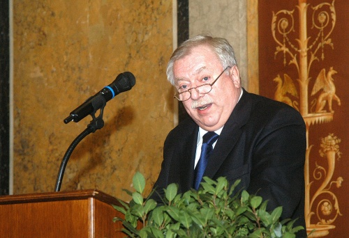 Dr. Michael Häupl - Bürgermeister von Wien am Rednerpult.
