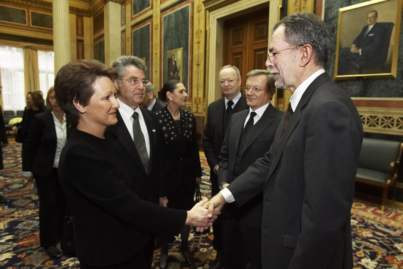 v.li. Die Witwe Evelyn Gratz-Tauschitz wird von  Dr. Alexander van der Bellen - Klubobmann begrüßt. Im Hintergrund v.li. Dr. Heinz Fischer - Bundespräsident, Sissy Roth-Halvax - Bundesratspräsidentin, Dr. Andreas Khol - Nationalratspräsident und Dr. Wolfgang Schüssel - Bundeskanzler