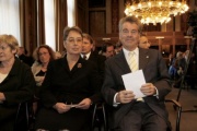 Bundespräsident Dr. Heinz Fischer mit Gattin im Hintergrund Dr. Susanne Gaugl und Parlamentsdirektor Dr. Georg Posch