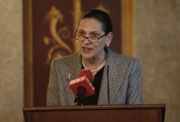 Sissy Roth-Halvax - Bundesratspräsidentin am Rednerpult.