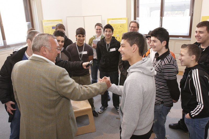 Dr. Alfred Gusenbauer und Nationalratspräsidentin Mag.a Barbara Prammer im Gespräch mit den jugendlichen Teilnehmern der Europa Werkstatt.