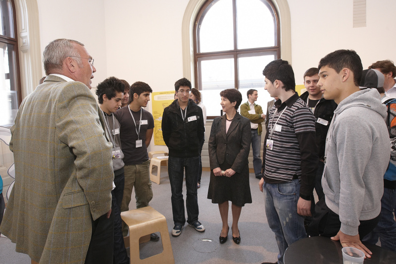 Dr. Alfred Gusenbauer und Nationalratspräsidentin Mag.a Barbara Prammer im Gespräch mit den jugendlichen Teilnehmern der Europa Werkstatt.