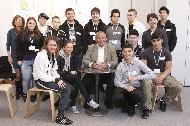 Gruppenfoto mit Dr. Alfred Gusenbauer (Bildmitte), Nationalratspräsidentin Mag.a Barbara Prammer (3.v.re.) und den jugendlichen Teilnehmern der Europa Werkstatt.