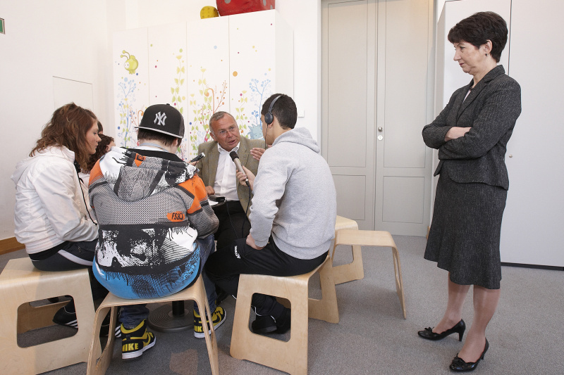 Dr. Alfred Gusenbauer wird von Teilnehmern der Europa Werkstatt interviewt.